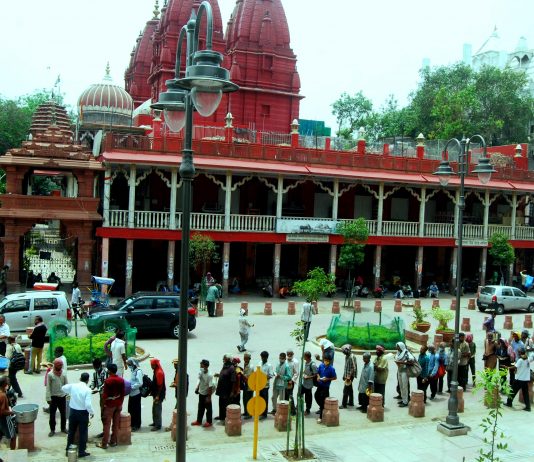 Food distribution at Chandni Chowk during lockdown 2021