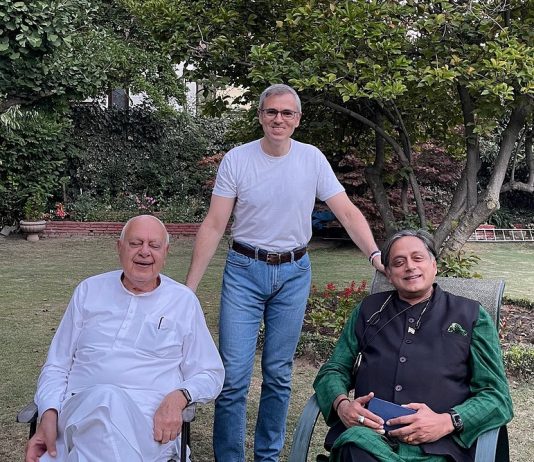 Shashi Tharoor meets Farooq Abdullah in Srinagar