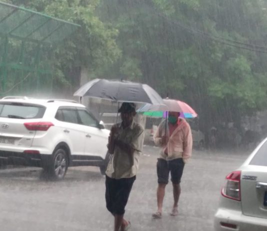 Heavy rain lashes part of Delhi, IMD issues orange alert