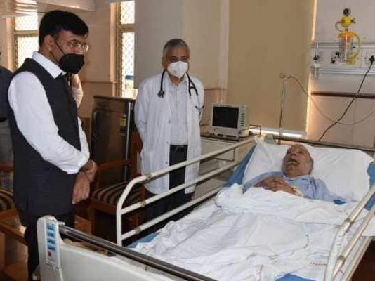 Health Minister Visits Manmohan Singh At Delhi’s AIIMS