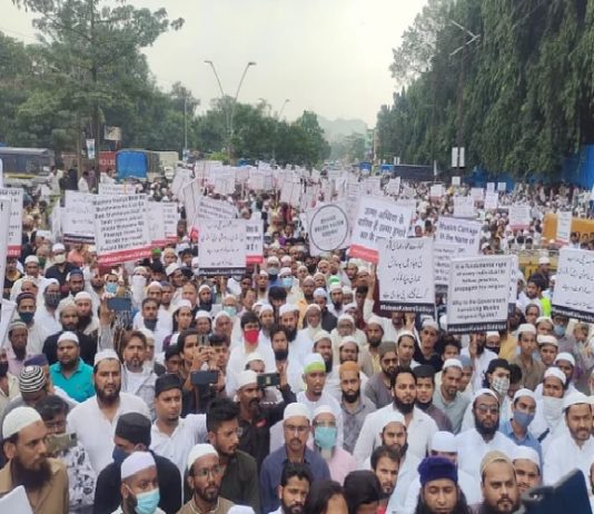 Thousands gather and protest against arrest of Maulana Kaleem Siddiqui, issue memorandum to Mumbra police