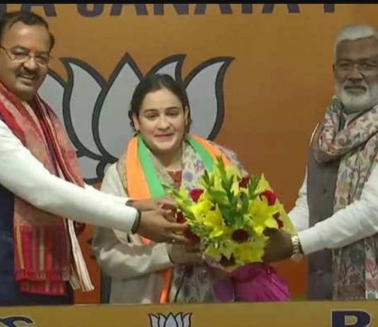 рднрд╛рдЬрдкрд╛ рдореЗрдВ рд╢рд╛рдорд┐рд▓ рд╣реБрдИрдВ рдореБрд▓рд╛рдпрдо рдХреА рдкреБрддреНрд░рд╡рдзреБ рдЕрдкрд░реНрдгрд╛ рдпрд╛рджрд╡