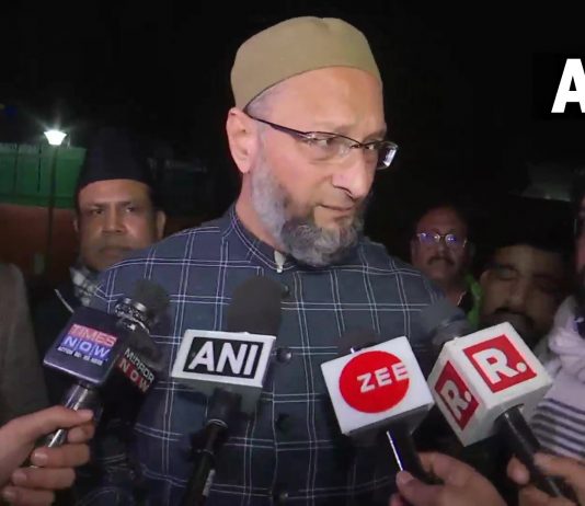 рдЕрд╕рджреБрджреНрджреАрди рдУрд╡реИрд╕реА рдХреА рдХрд╛рд░ рдкрд░ рдореЗрд░рда рдХреЗ рдЫрд┐рдЬрд╛рд░рд╕реА рдЯреЛрд▓ рдкреНрд▓рд╛рдЬрд╝рд╛ рдХреЗ рдкрд╛рд╕ рдлрд╛рдпрд░рд┐рдВрдЧ