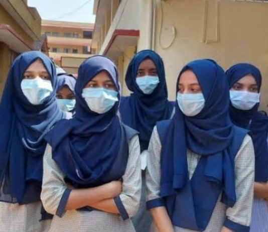 рдкрд╛рдВрдЪ рд░рд╛рдЬреНрдпреЛрдВ рдореЗрдВ рдЪреБрдирд╛рд╡ рд╕реЗ рдкрд╣рд▓реЗ рдлрд╝реИрд▓рд╛ рд╣рд┐рдЬрд╛рдм рд╡рд┐рд╡рд╛рдж, рдХрд░реНрдирд╛рдЯрдХ рд╕реАрдПрдо рдиреЗ 3 рджрд┐рди рд╕реНрдХреВрд▓-рдХреЙрд▓реЗрдЬ рдмрдВрдж рдХрд░рдиреЗ рдХрд╛ рдЖрджреЗрд╢ рджрд┐рдпрд╛