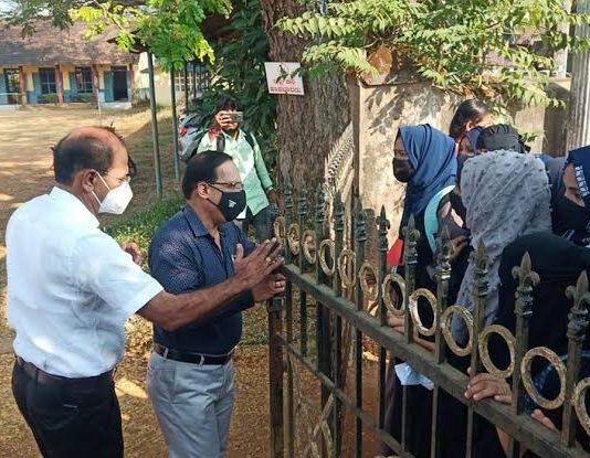 हिजाब को शिक्षा के रास्ते में लाकर बेटियों का भविष्य छीना जा रहा है: राहुल गांधी