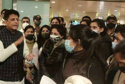 यूक्रेन से 219 छात्रों को लेकर एयर इंडिया का जहाज़ मुंबई पहुँचा