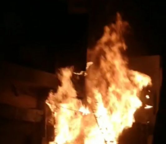 рджрд┐рд▓реНрд▓реА рдХреЗ рдЖрдЬрд╝рд╛рдж рдорд╛рд░реНрдХреЗрдЯ рдХреА рджреБрдХрд╛рди рдореЗрдВ рд▓рдЧреА рдЖрдЧ, рддреАрди рд▓реЛрдЧ рдЭреБрд▓рд╕реЗ