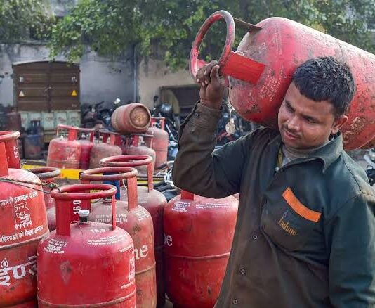 рдШрд░реЗрд▓реВ рд░рд╕реЛрдИ рдЧреИрд╕ LPG рд╕рд┐рд▓реЗрдВрдбрд░ рдХреЗ рджрд╛рдо рдореЗрдВ 50 рд░реБрдкрдпреЗ рдХрд╛ рдЗрдЬрд╝рд╛рдлрд╝рд╛, рдЕрдм 999.50/-