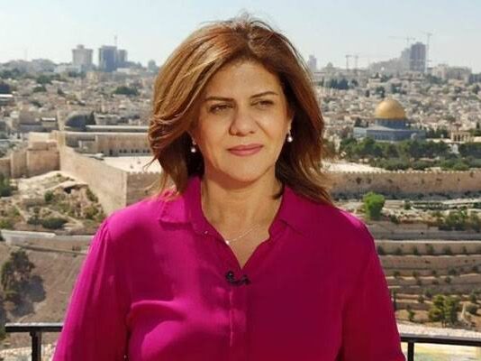 अलजज़ीरा की पत्रकार शिरीन अबू अकलेह की इज़राइली सेना की गोलीबारी में मौत, एक पत्रकार घायल