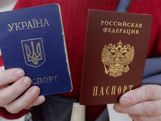 यूक्रेन में क़ब्ज़े वाले क्षेत्र में रूसी अधिकारियों ने मनाया ‘रूस दिवस’, पासपोर्ट बांटने का काम शुरू