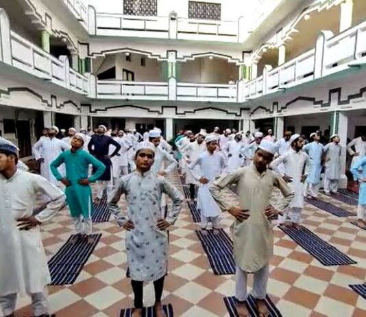 अंतरराष्ट्रीय योग दिवस पर योगी सरकार ने मदरसों में कराया योग