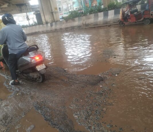 आज़ाद मार्केट चौक: सड़क पर गढ्ढ़ा या गड्ढ़ों में सड़क