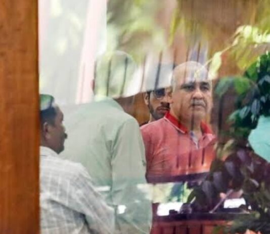 डिप्टी CM मनीष सिसोदिया के आवास पर सीबीआई का छापा