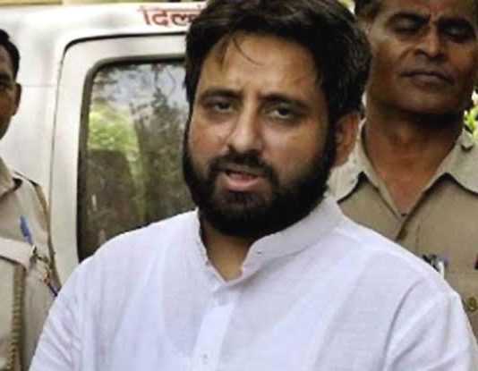 एंटी करप्शन ब्यूरो की छापेमारी के बाद आप विधायक अमानतुल्ला खान गिरफ्तार