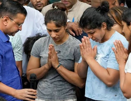 जंतर-मंतर पर प्रदर्शन कर रहे पहलवानों से मिले अरविंद केजरीवाल