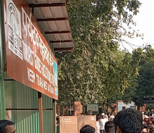 ताजमहल जाने से पहले टिकट बुक करा लें, QR Code काउंटर पे नही चल रहा है इंटरनेट