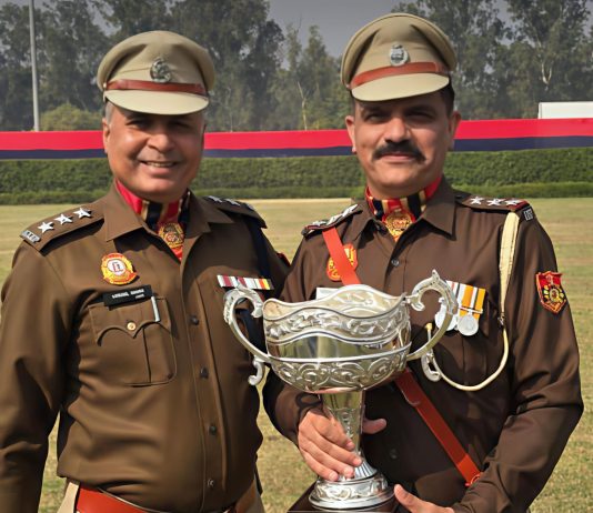 जामा मस्जिद पुलिस स्टेशन के SHO आदर्श प्रकाश को सर्वश्रेष्ठ रनर-अप पुलिस स्टेशन का पुरस्कार